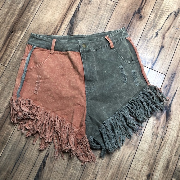Oli & Hali Pants - Oli & hali Two-Tone Fringe distressed shorts SZ S. A15